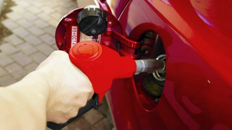 Conductor carga el tanque de su coche con gasolina