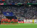 Los jugadores de Portugal y Eslovenia en formación antres del silbatazo inicial.jpg