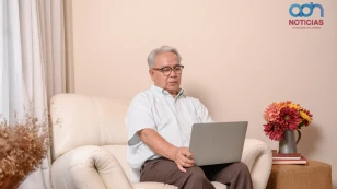  Un beneficiario del Seguro Social en EUA navegando en Internet 