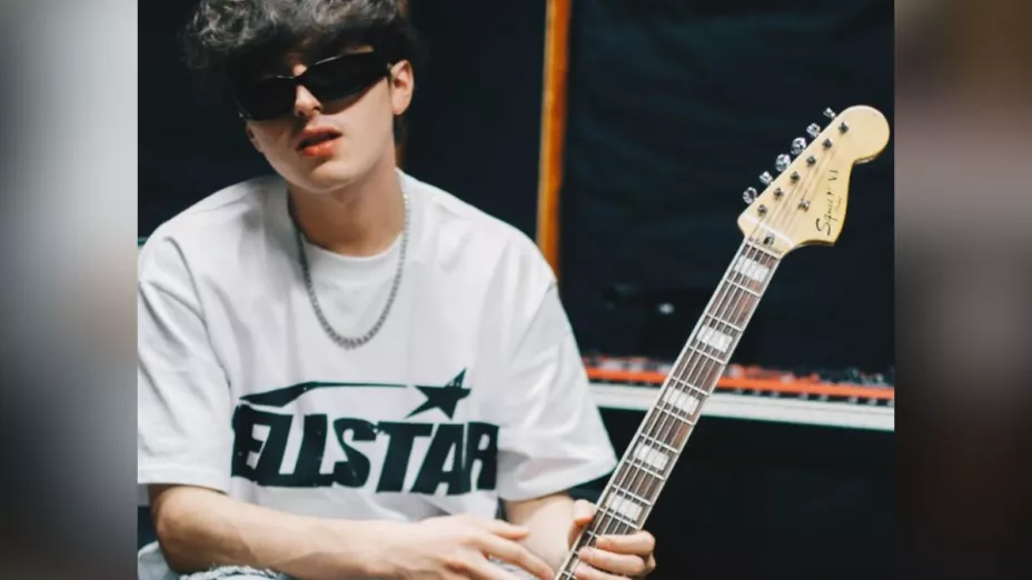 Gabito Ballesteros ha llegado para quedarse. Con apenas poco más de veinte años, este joven originario de Sonora ha logrado lo que muchos artistas sueñan: poner su nombre en la cima del regional mexicano y convertirse en una de las caras más prometedoras de la nueva generación de corridos tumbados.