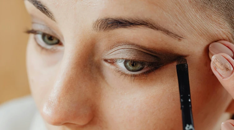 3 tonos de sombras que favorecen a los párpados caídos