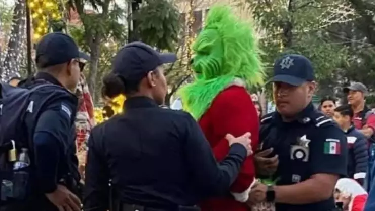 Santa Claus y el Grinch se pelean en centro de Aguascalientes.