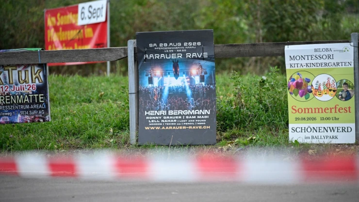 Un cartel anunciando una fiesta rave, tras un tiroteo mortal ocurrido en dicha fiesta, según la policía, en Aarau, Suiza, el 30 de agosto de 2026.