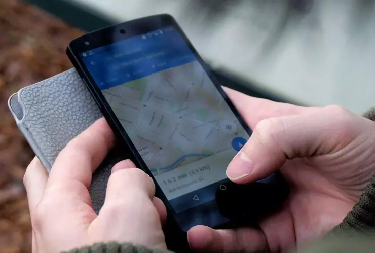 Teléfono celular con la aplicación de Google Maps