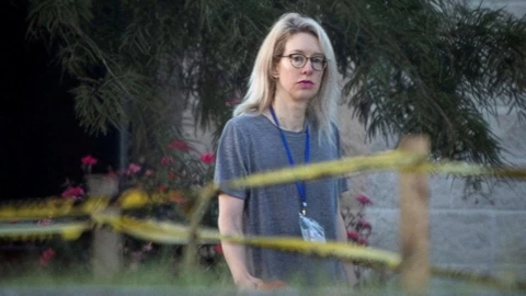 Elizabeth Holmes, acusada de fraude por caso Theranos.