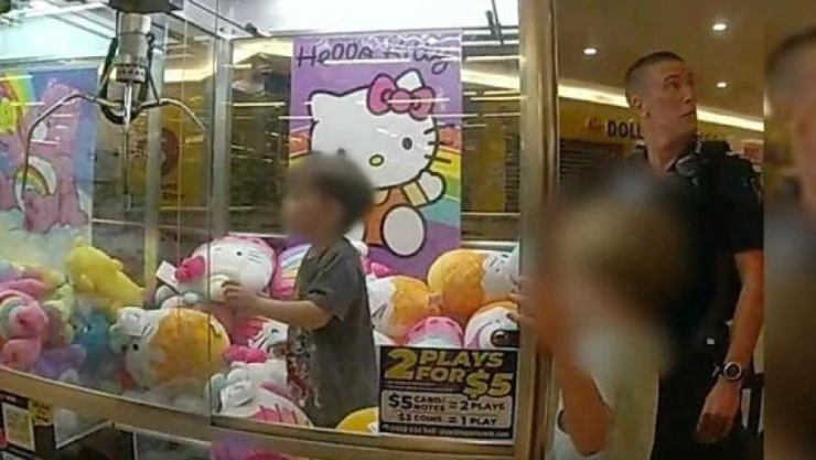 VIDEO: Policías rescatan a un niño que quedó atrapado en una máquina de peluches