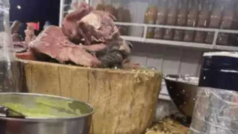 FOTO Exhiben cabeza de perro en taquería de México