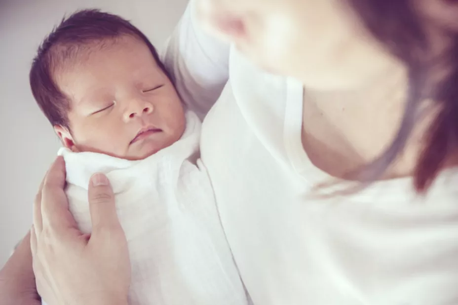 Madre y bebé Suphakaln Wongcompune.jpg
