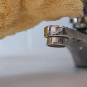 /estilo-de-vida/por-que-no-recomiendan-poner-trapo-grifo-agua
