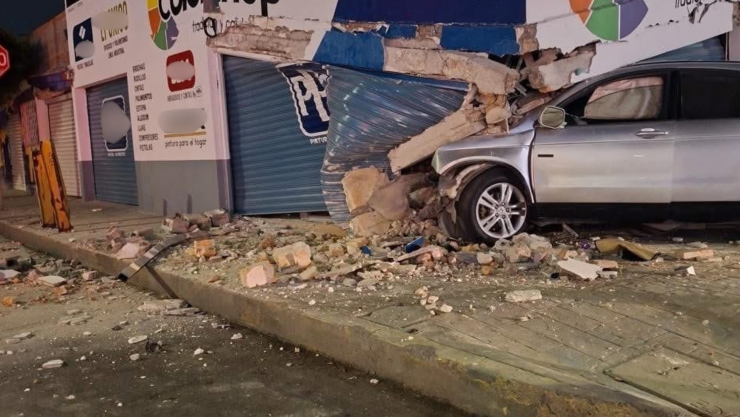 Conductor estrella camioneta contra tienda de pinturas; colapsa losa durante maniobras de retiro