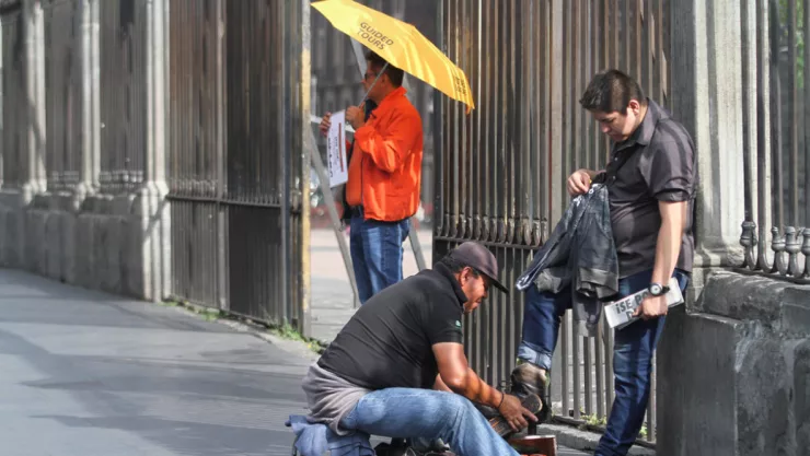 La nueva edición de la Encuesta Nacional de Ocupación y Empleo del INEGI indicó que la tasa de desempleo en México bajó ligeramente a 4.7% en octubre, luego de marcar 5.1% en el mes previo