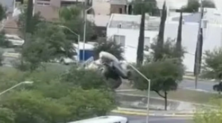 Grúa volcó Monterrey.jpg