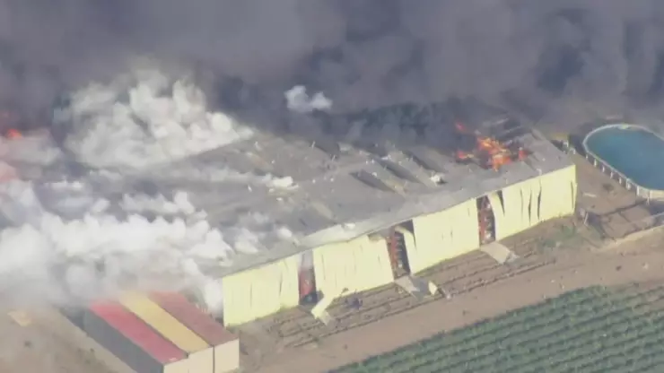 Emergencia en California: un almacén de juegos artificiales explotó en Yolo. Autoridades evacúan y combaten incendio.