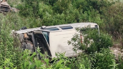 Conductor muere aplastado por su camioneta en la carretera federal Tehuacán-Orizaba