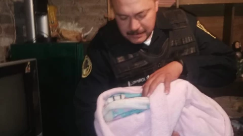 policias auxilian bebe .jpg