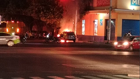 Camioneta en llamas en Luis Pasteur