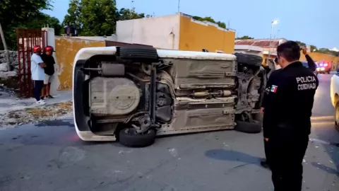 FOTO Vehículo se vuelca tras chocar contra una camioneta estacionada