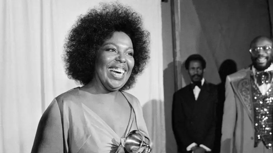 Roberta Flack sostiene un premio Grammy en 1974.