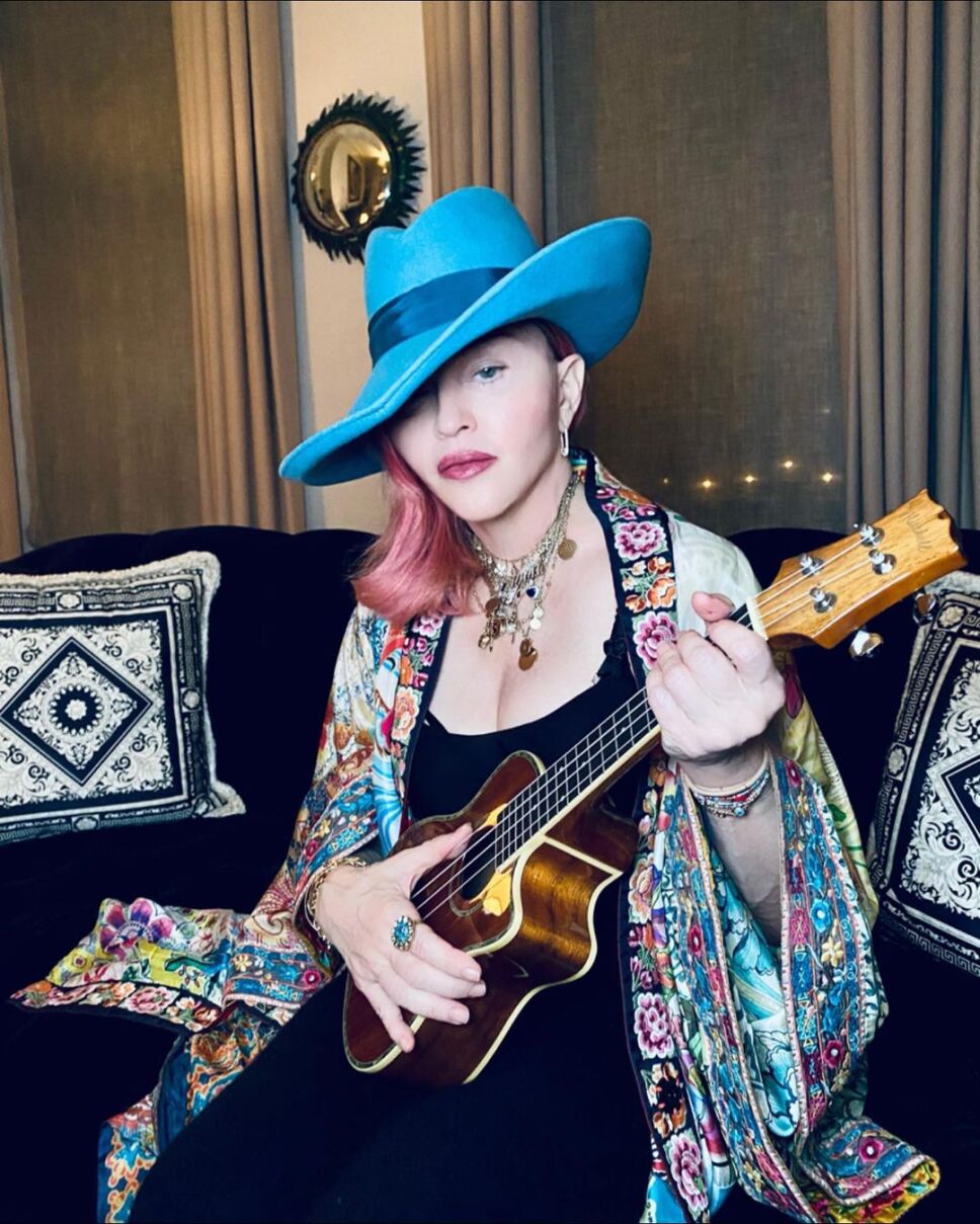 Madonna con 62 años y con una guitarra .jpg