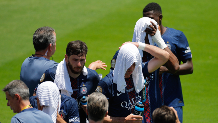 Jugadores del PSG sufriendo con el calor