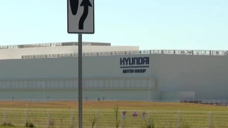 Hyundai y LG bajo investigación tras la redada del ICE en Georgia, donde 475 migrantes fueron arrestados en el sitio de Ellabell.