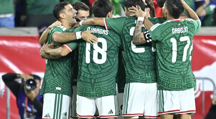 América y Chivas congelaron las negociaciones por él y hoy fue la figura de México ante Perú