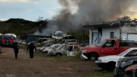 Deposito de autos ARDE EN LLAMAS hoy martes 6 de enero de 2026; ¿Hay heridos?