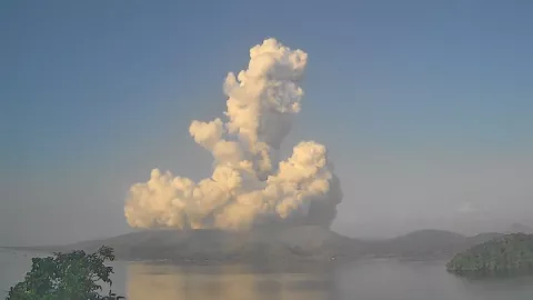 Taal registra actividad volcánica menor: columnas de ceniza alcanzan 2,800 metros