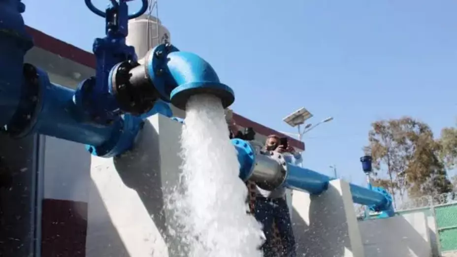 Agua cayendo en el Sistema Cutzamala.