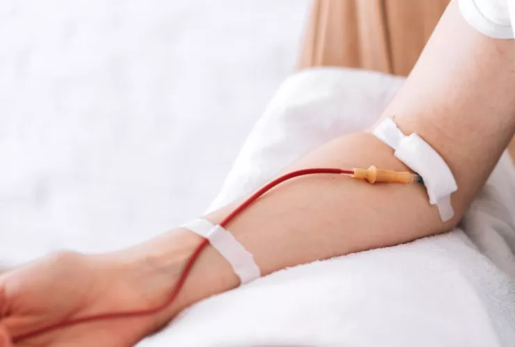 Joven se vuelve viral por donar sangre a su exnovia