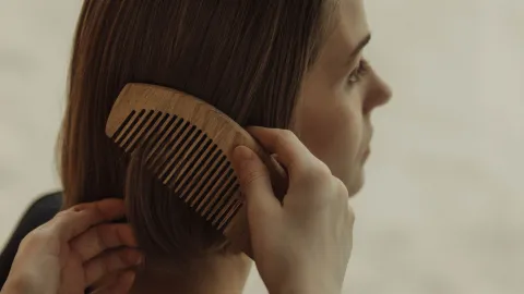 Así puedes detener la caída de cabello durante el verano 2026
