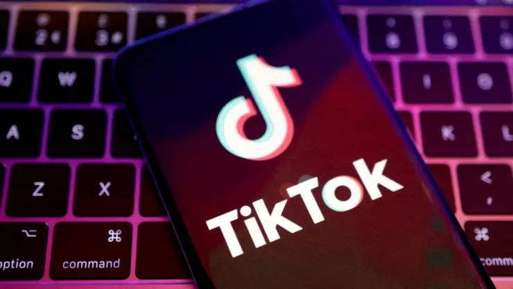 TikTok implementará publicidad con personas creadas con IA