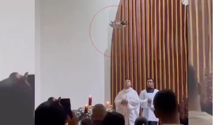 El niño Dios bajó desde lo alto de una iglesia y se viraliza