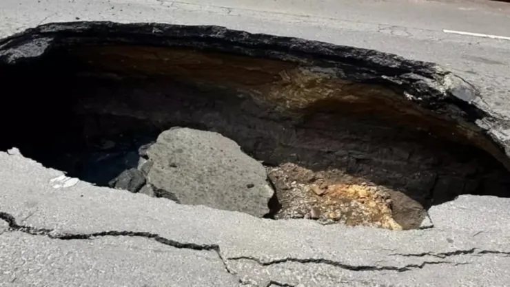 Enorme socavón, ubicado en la alcaldía Zaragoza de la CDMX.