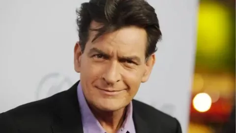 Intentan estrangular a Charlie Sheen en su propia casa