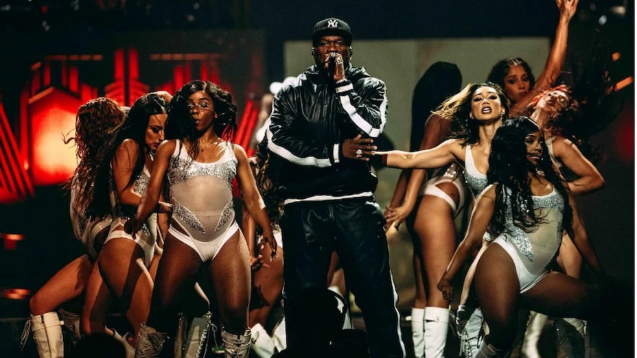 50 Cent golpea a mujer con micrófono