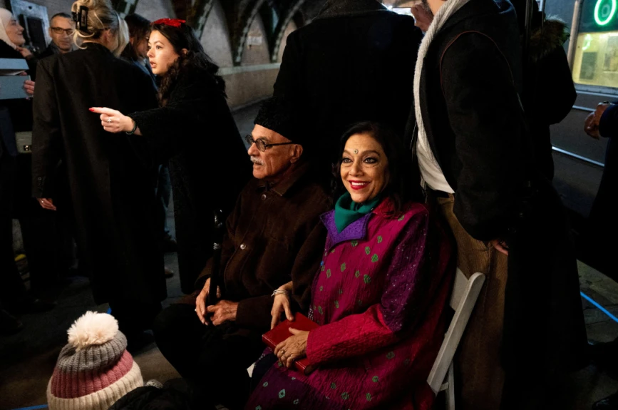 La madre de Zohran Mamadni, Mira Nair, y su padre, Mahmood Mamdani, observan mientras toma juramento como alcalde de la ciudad de Nueva York en la estación Old City Hall, Nueva York