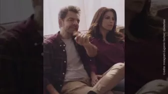 Eugenio y Alessandra en la sala.jpg