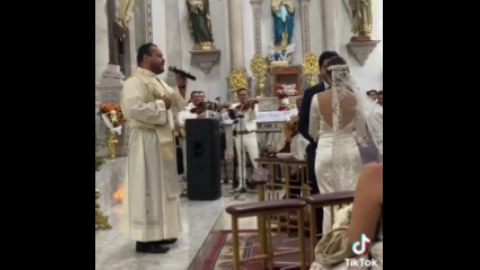 Sacerdote canta en plena misa ‘Mi Razón de Ser’