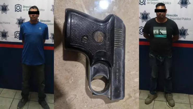 Autoridades-detienen-a-dos-hombres-con-arma-falsa-en-el-Centro-de-Torreón.jpg