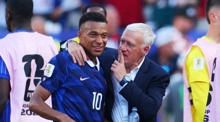 Kylian Mbappé y Didier Deschamps