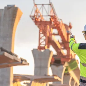 Un ingeniero supervisa la construcción de un puente.