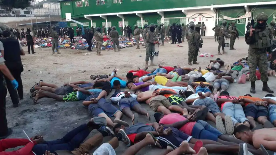 Reclusos esposados en la prisión de Esmeraldas, Ecuador.