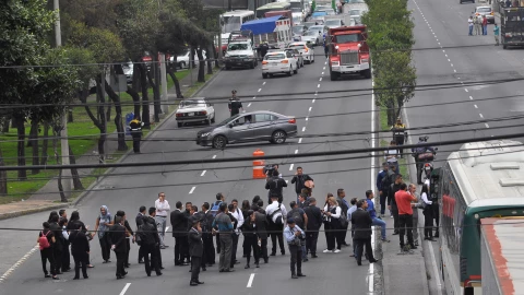 Policías cierran en ambos sentidos avenida Constituyentes