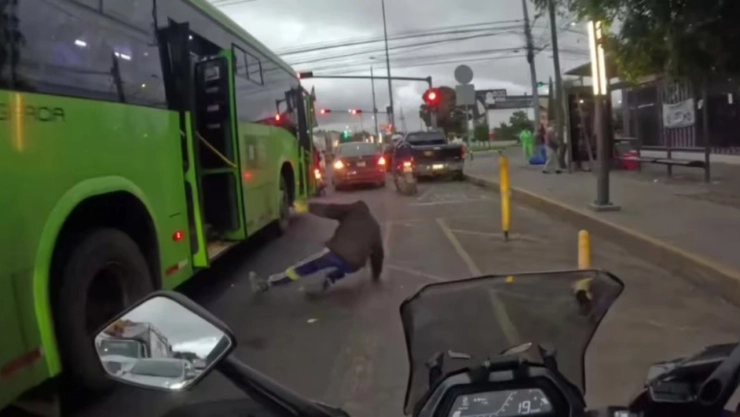 Lanzan a presunto asaltante desde autobús en Iztapalapa; usuarios lo reportan en redes|VIDEO