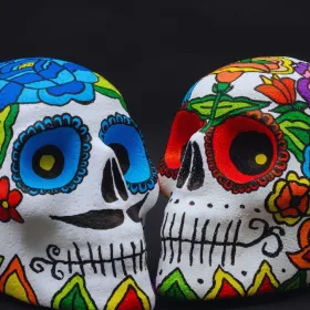 Cómo hacer un cráneo de yeso, la manualidad perfecta para hacer con niños en el Día de Muertos