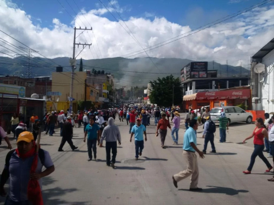 Integrantes de la CETEG incendiaron sede del PRI