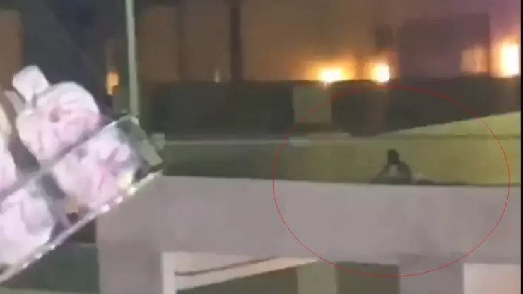 Pareja es grabada teniendo intimidad frente a una feria en Tijuana