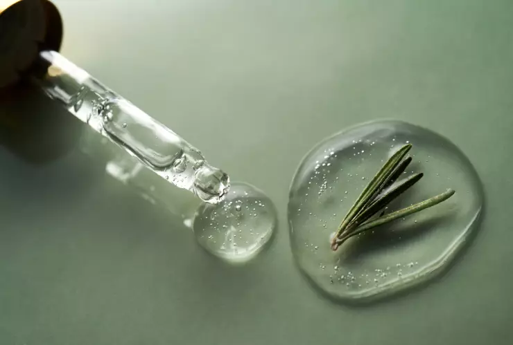 Aceite de romero: Usa esta hierba medicinal para hacer crecer tu cabello y luchar contra la calvicie