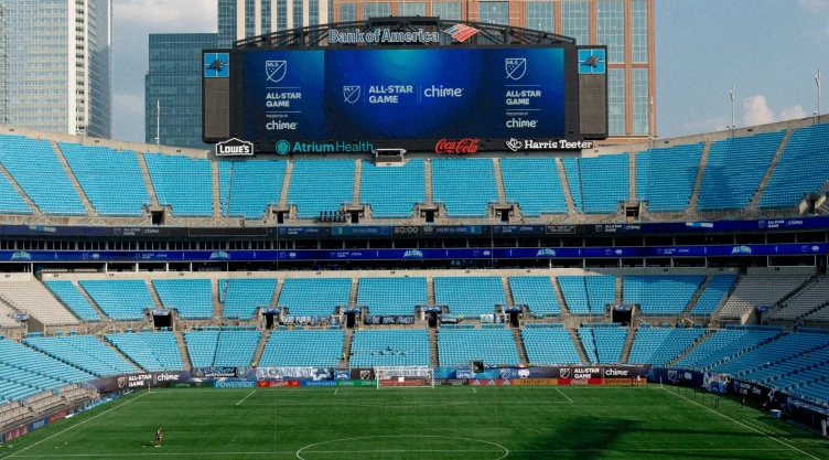 Cantante del himno mexicano SE EQUIVOCA durante el juego de Liga MX vs MLS All Star Game 2026